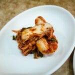 Talerz tradycyjnego koreańskiego kimchi na białym eleganckim półmisku