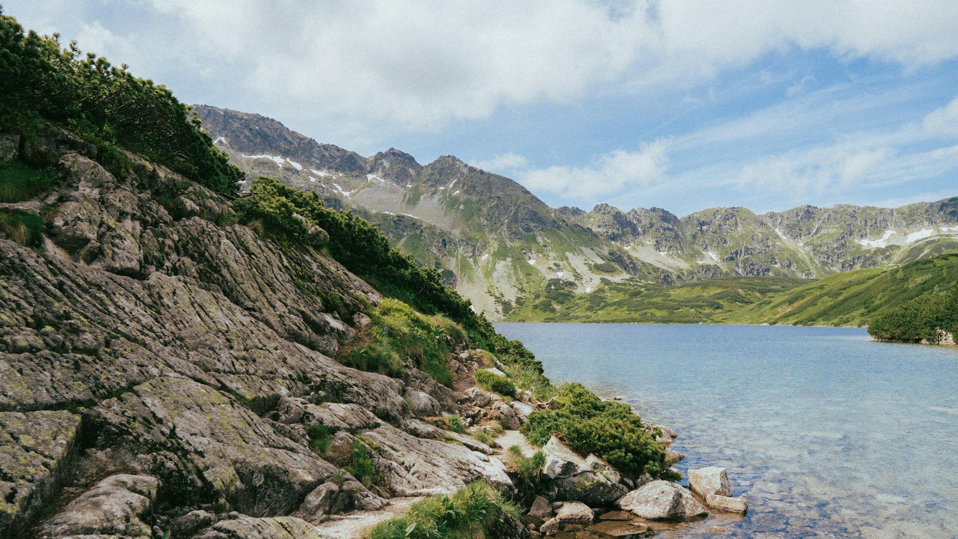 Letni krajobraz Tatr z górskim jeziorem i zielonymi zboczami