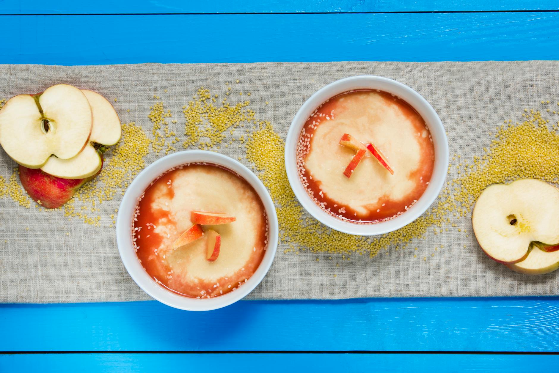 Miska kaszy jaglanej z jabłkami widziana z góry