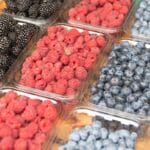 Świeże jeżyny, maliny i borówki w przezroczystych pojemnikach