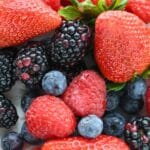 Świeże truskawki, maliny, jeżyny i borówki w zbliżeniu