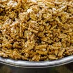 Orzechy włoskie w metalowej misce jako superfood dla mózgu