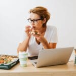 Jadłospis na odporność przy pracy z domu: zdrowe posiłki, które nie przykują cię do kuchni na długo