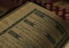 Otwarty Koran z ozdobną arabską kaligrafią