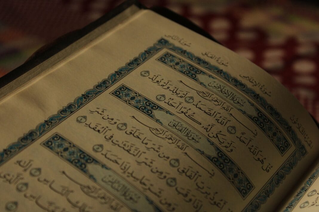 Otwarty Koran z ozdobną arabską kaligrafią