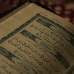 Otwarty Koran z ozdobną arabską kaligrafią