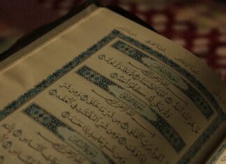 Przekąski na formę między posiłkami: co wybrać zamiast słodyczy? Otwarty Koran z ozdobną arabską kaligrafią