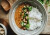 Wegańskie curry z ciecierzycą i mlekiem kokosowym na 2 dni: przepis krok po kroku Wegańskie curry z soczewicy z ryżem, pistacjami i kolendrą