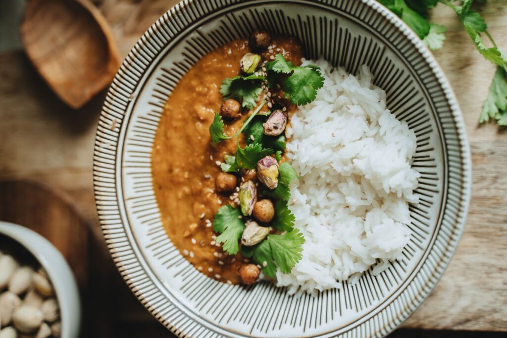 Wegańskie curry z ciecierzycą i mlekiem kokosowym na 2 dni: przepis krok po kroku
