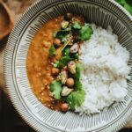 Wegańskie curry z soczewicy z ryżem, pistacjami i kolendrą