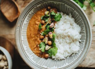 Wegańskie curry z soczewicy z ryżem, pistacjami i kolendrą