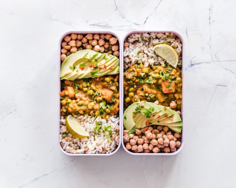 Wegańskie lunchboxy z curry z ciecierzycą, ryżem i awokado