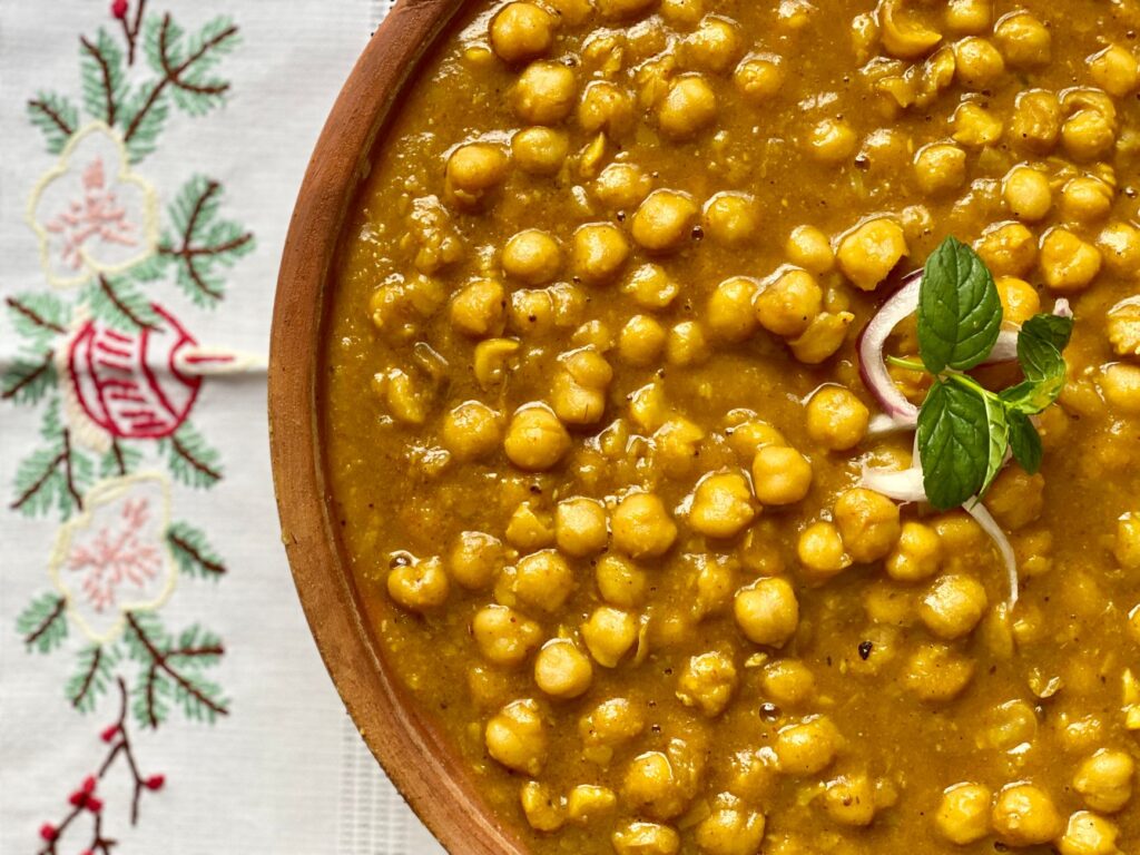 Zbliżenie na chana masala z miętą i cebulą